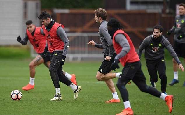 Diego Costa tả xung hữu đột giữa vòng vây đối phương.