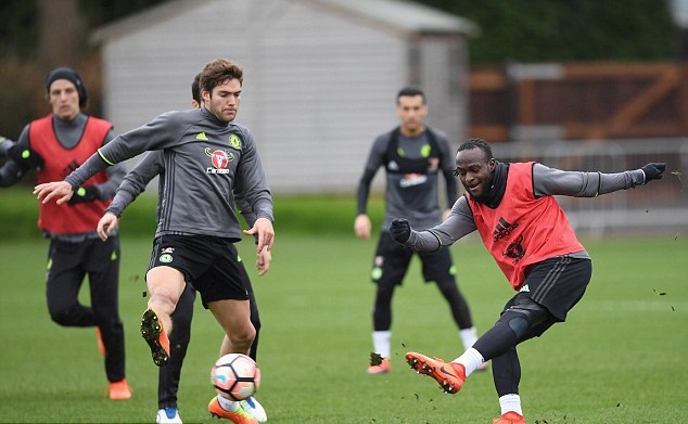Victor Moses và Marcos Alonso cực kì quan trọng trong hệ thống 3-4-3 mà Conte gầy dựng.