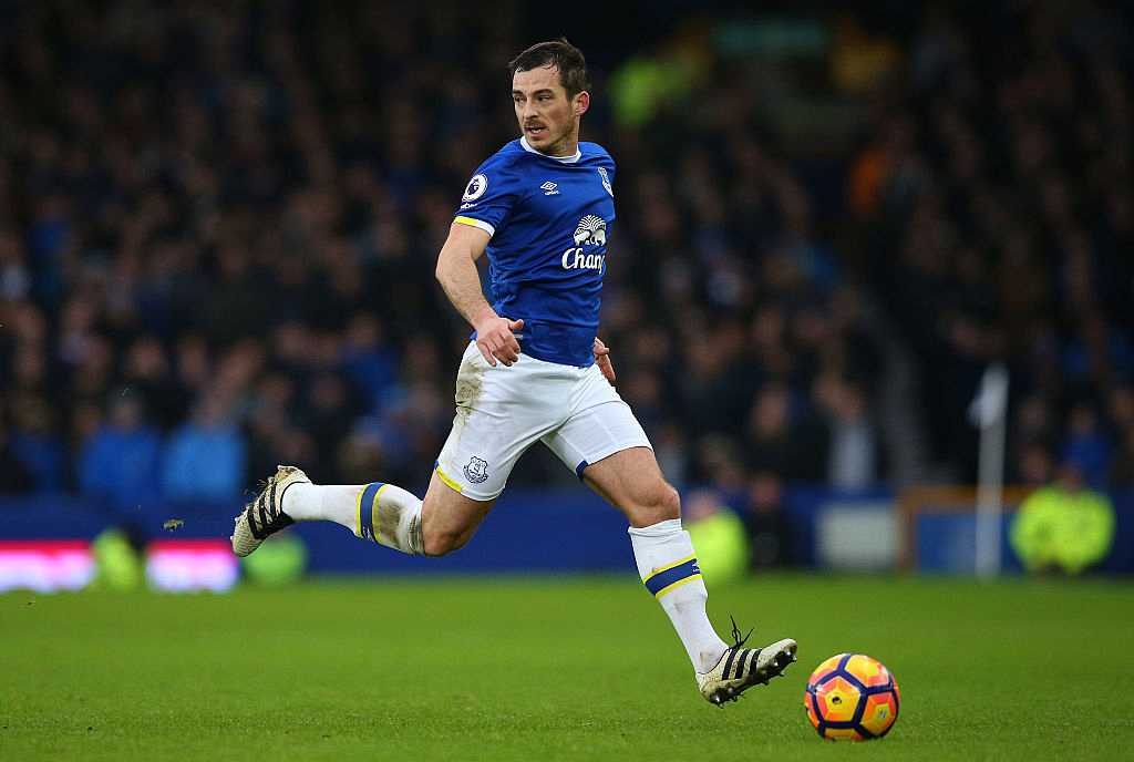 Leighton Baines sẽ sắm vai tiền vệ cánh.