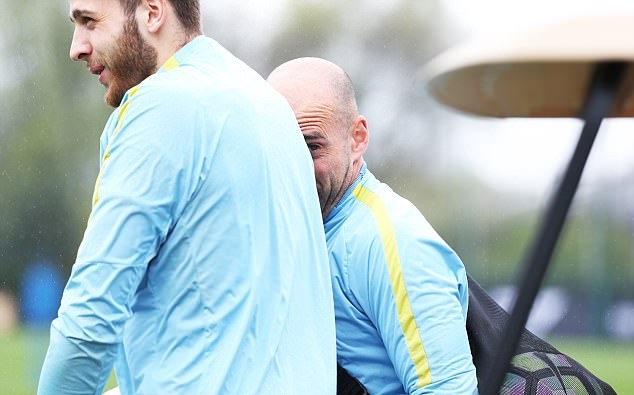 Thủ thành Willy Caballero trêu đùa cùng cánh phóng viên.