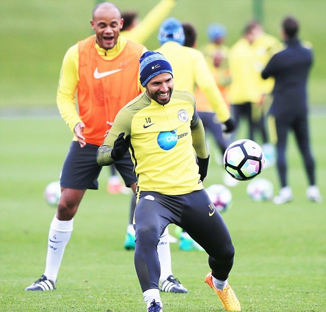 Chân sút chủ lực của Man City trong một pha tranh chấp cùng đội trưởng Vincent Kompany.