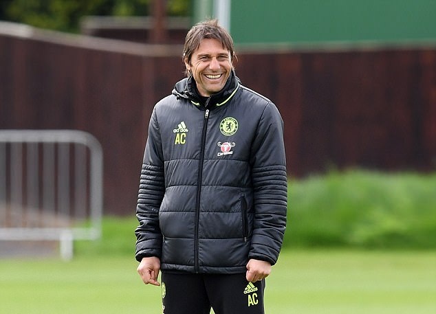 HLV Antonio Conte giữ được sự thoải mái tối đa trước trận đánh lớn.