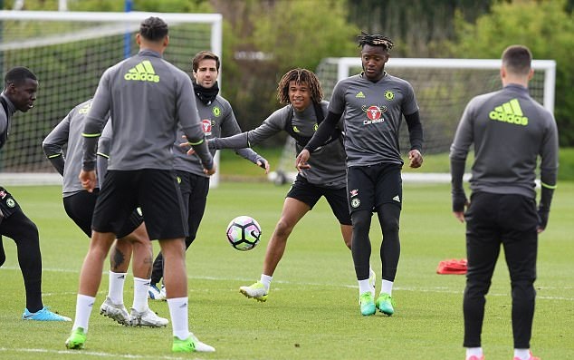 Những cầu thủ trẻ như Nathan Ake hay Michy Batshuayi đều rất nỗ lực tập luyện để "ghi điểm" trong mắt Conte.