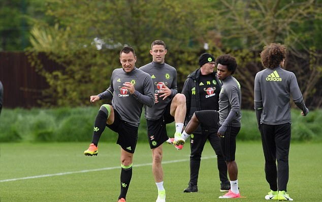 Đội trường John Terry và Gary Cahill bắt đầu bài khởi động.