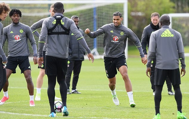 Ruben Loftus-Cheek hăng hái tranh chấp bóng cùng đồng đội.
