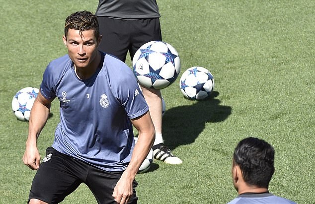 Cristiano Ronaldo chính là người hùng của Real với cú đúp trong trận lượt đi.