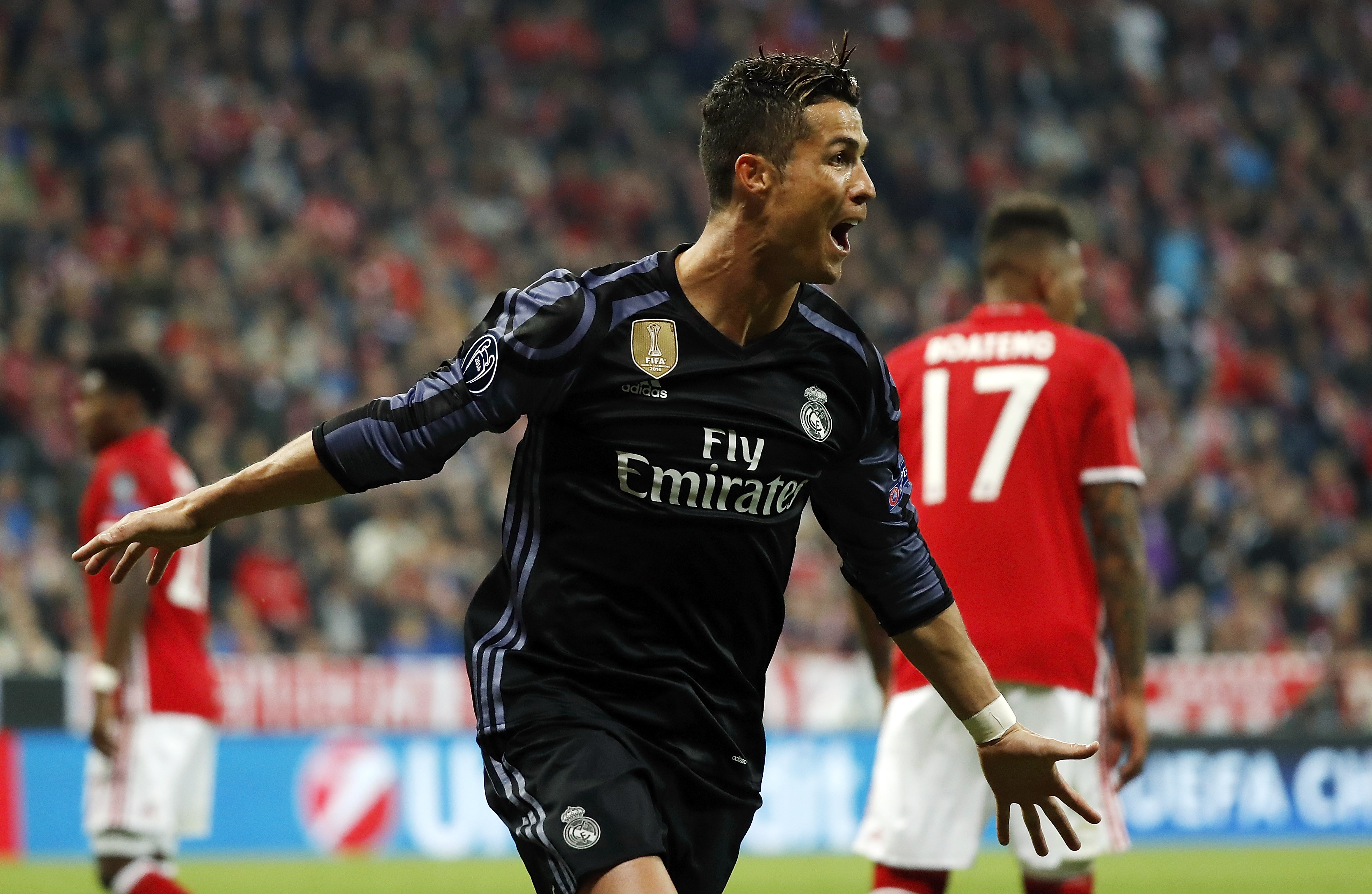 Ronaldo sắm vai người hùng với cú đúp vào lưới Manuel Neuer.