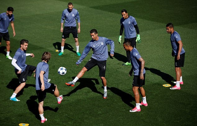 Các cầu thủ Real thi triển kĩ thuật cá nhân trong các bài tập được giao.