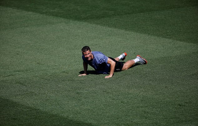 Ronaldo là tâm điểm của báo giới. Ống kính máy quay liên tục hướng đến ngôi sao người Bồ Đào Nha.