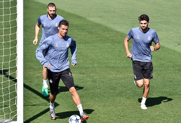 Cả đội sau đó tập luyện hết sức nghiêm túc.