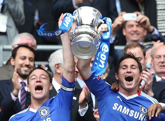 Trong sự nghiệp của mình, Terry đã 5 lần vô địch FA Cup. Trong hình là chức vô địch vào năm 2010 khi đánh bại Portsmouth.