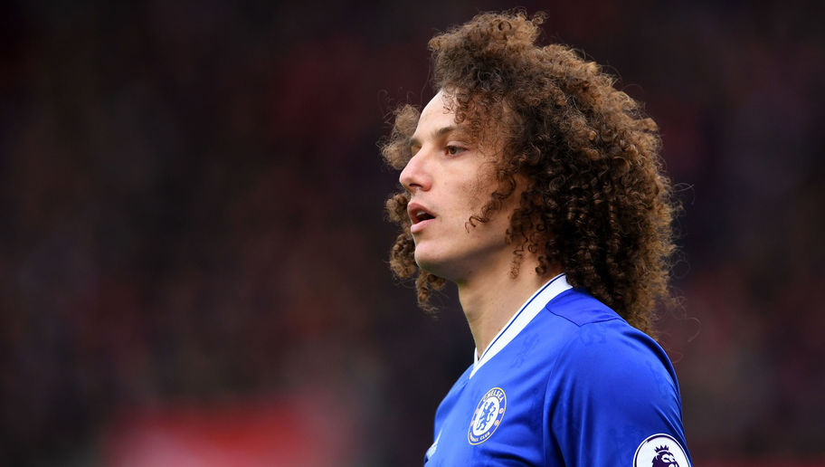 Trung vệ: David Luiz - David Luiz góp mặt vào Đội hình tiêu biểu của Ngoại hạng Anh cách đây chưa lâu. Trung vệ người Brazil chỉ vừa trở lại thi đấu cho Chelsea vào đầu mùa giải nhưng lập tức để lại tầm ảnh hưởng to lớn. Trong hệ thống 3-4-3 của HLV Antonio Conte, Luiz là cái tên khó thay thế nhất.