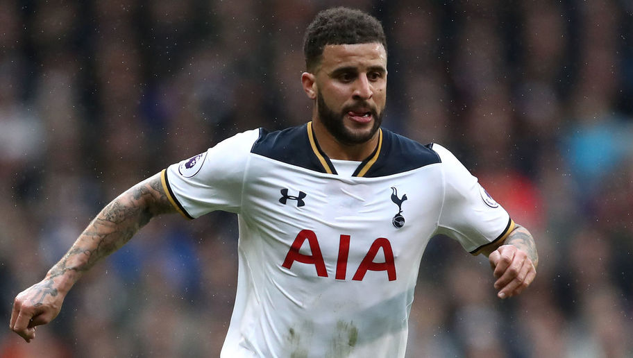 Hậu vệ cánh: Kyle Walker - Walker nhanh nhẹn, mạnh cả ở khía cạnh tấn công lẫn phòng ngự. Đây là yếu tố giúp hậu vệ người Anh vượt mặt Victor Moses của Chelsea. Ở vị trí wing-back, Walker có thể thoải mái vẫy vùng và phát huy hết những phẩm chất vốn có của mình.
