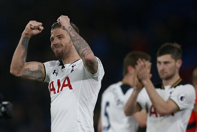 Trung vệ: Toby Alderweireld - Đây là trung vệ số 1 của Tottenham hiện tại. Alderweireld mạnh ở cả không chiến lẫn các tình huống 1 đấu 1. Ngoài ra, trung vệ người Bỉ cũng có phong độ hết sức ổn định.