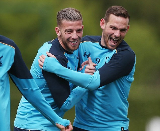 Chỉ thi đấu với nhau bắt đầu từ mùa giải này nhung bộ đôi Alderweireld và Janssen đã vô cùng thân thiết.