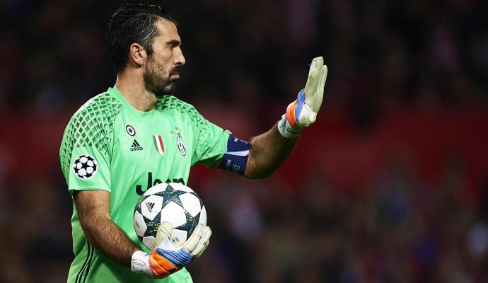 Thủ môn: Gianluigi Buffon - So với Subasic của Monaco, Buffon hiển nhiên tài năng hơn rất nhiều. Thủ thành của Juventus chinh phục biết bao nhiêu cột móc cá nhân và vô cùng khao khát đăng quang tại Champions League cùng Bà đầm già. Mùa này, Buffon chỉ mới thủng lưới 2 bàn sau 10 trận tại Champions League.