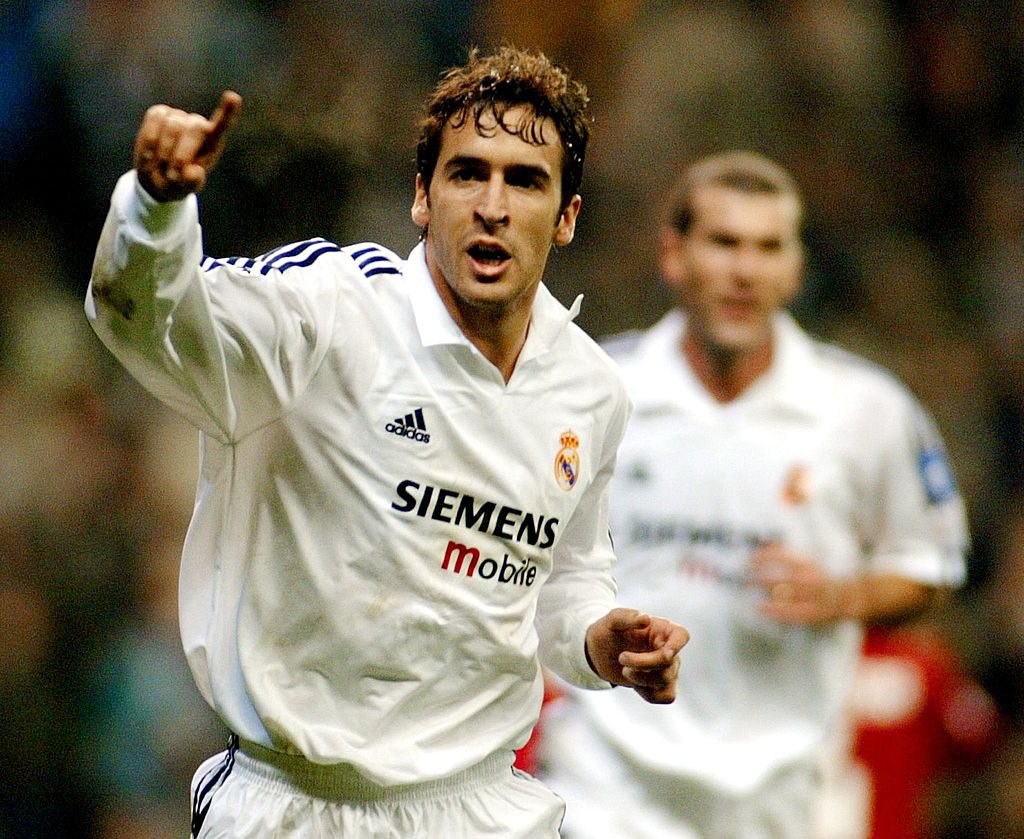 2. Ra sân nhiều nhất cho Real Madrid - Hiện tại, cột mốc khủng này được nắm giữ bởi huyền thoại Raul Gonzalez với 741 lần. Trong khi đó, con số này của Ronaldo chỉ là 389.