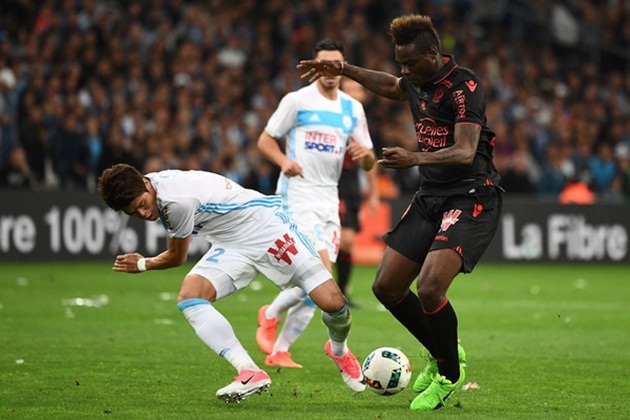 Tuy nhiên, không vì thế và Balotelli và các đồng đội dễ dàng buông xuôi. Phút 25, một cầu thủ Nice đã đưa bóng vào lưới nhưng không được trọng tài công nhận vì đã rơi vào thế việt vị.