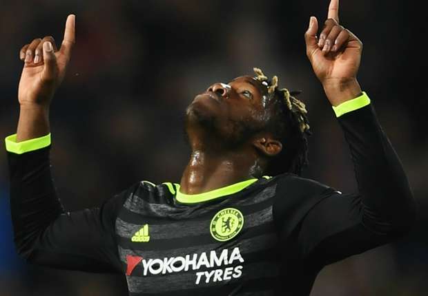 Batshuayi giải cứu Chelsea thành công.