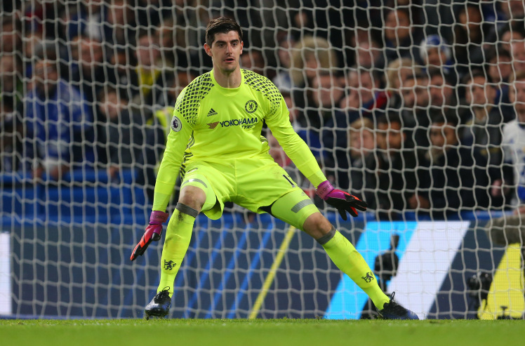 Thibaut Courtois: 7.5 - Mùa này, Courtois là chốt chặn đáng tin cậy của Chelsea, giúp The Blues chỉ phải nhận 29 bàn thua tính đến vòng đấu thứ 36 (ít thứ 3 tại giải sau Tottenham và Manchester United). Courtois có 35 lần ra sân, giữ sạch lưới 16 trận.