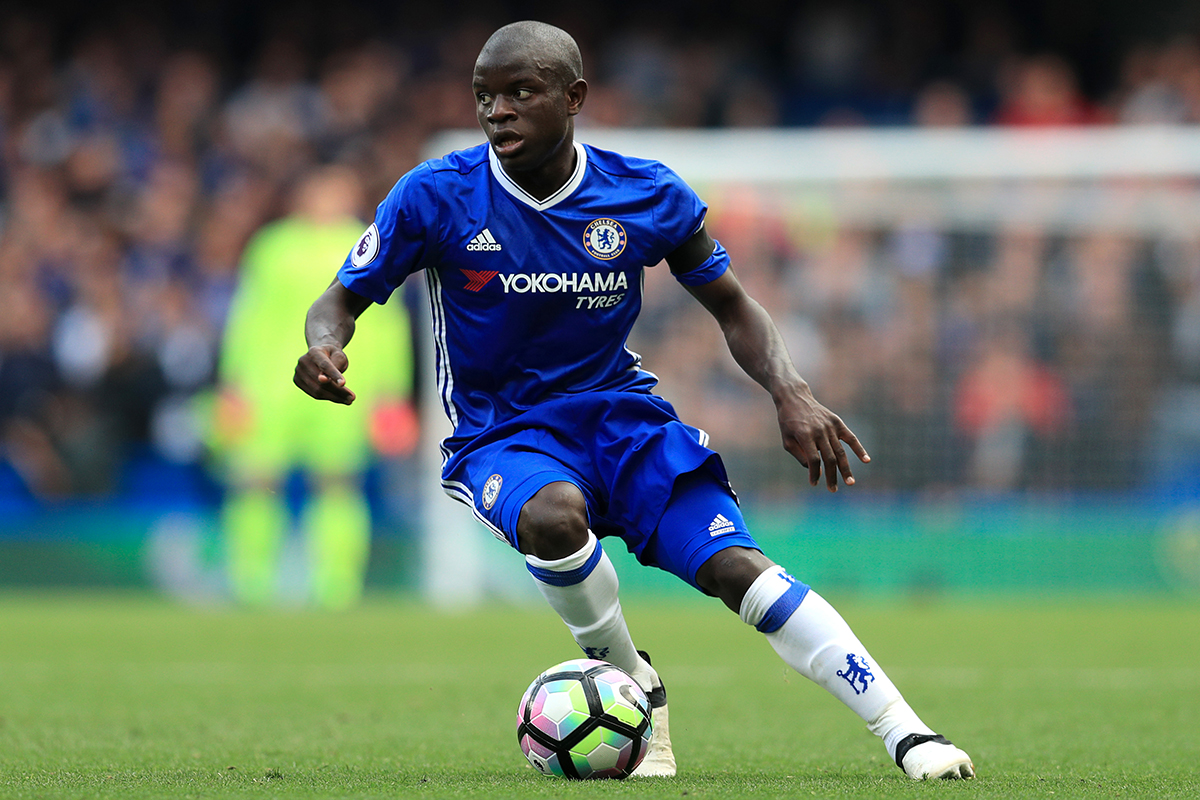 N'Golo Kante: 9 - Kante là bản hợp đồng thành công nhất của Chelsea vào mùa Hè qua. Tiền vệ người Pháp thành điểm tựa cho tuyến giữa với lối chơi mạnh mẽ và không ngại va chạm. Kante ra sân đến 33 lần trong cả mùa giải, ghi được 1 bàn thắng vào lưới M.U.