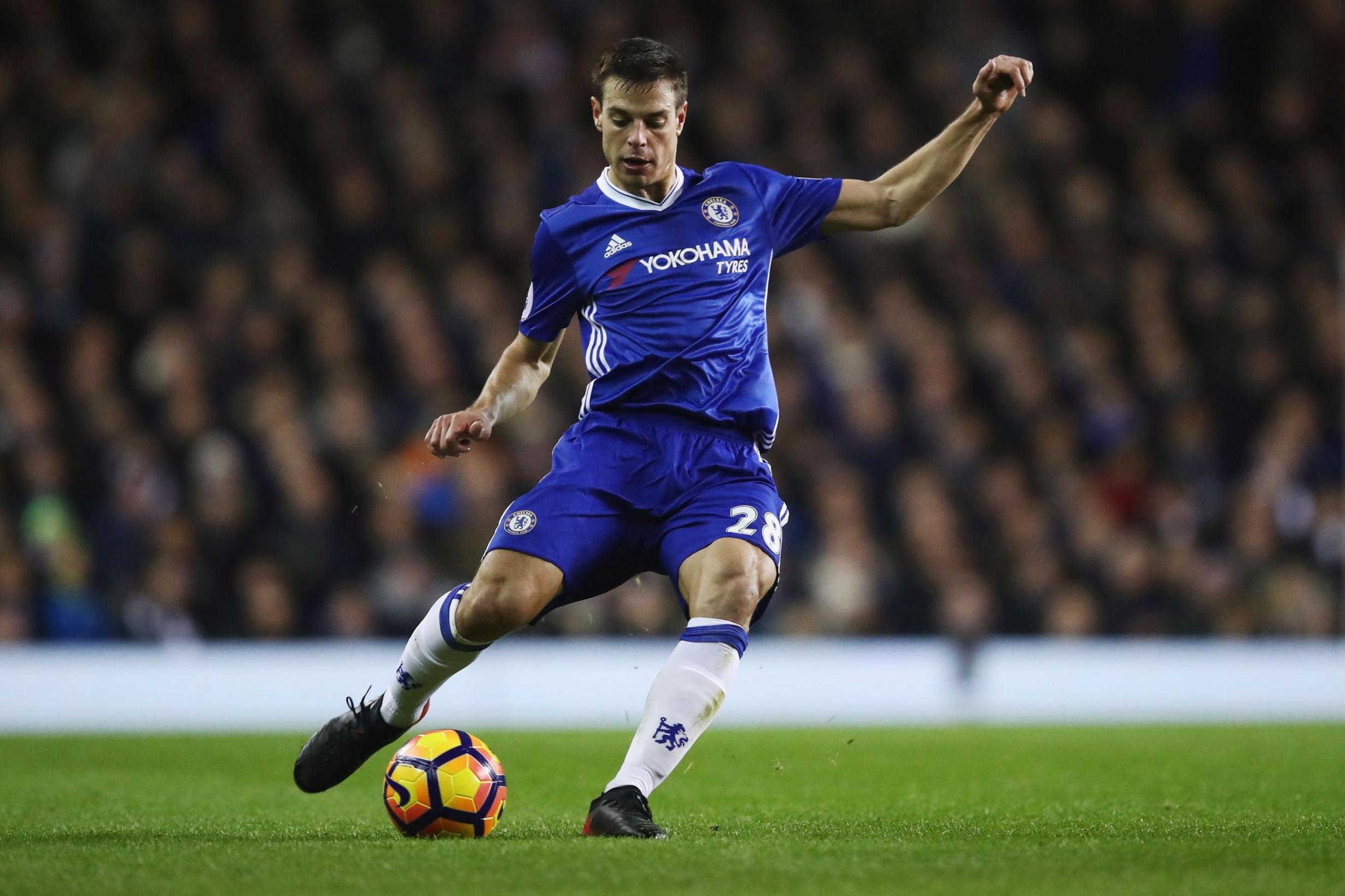 Cesar Azpilicueta: 8 - Azpilicueta hoà nhập cực nhanh với sơ đồ 3 hậu vệ và được HLV Antonio Conte huấn luyện thành một trung vệ thực thụ. Mùa này, cầu thủ người TBN có đến 36 lần ra sân cho Chelsea tại Ngoại hạng Anh.