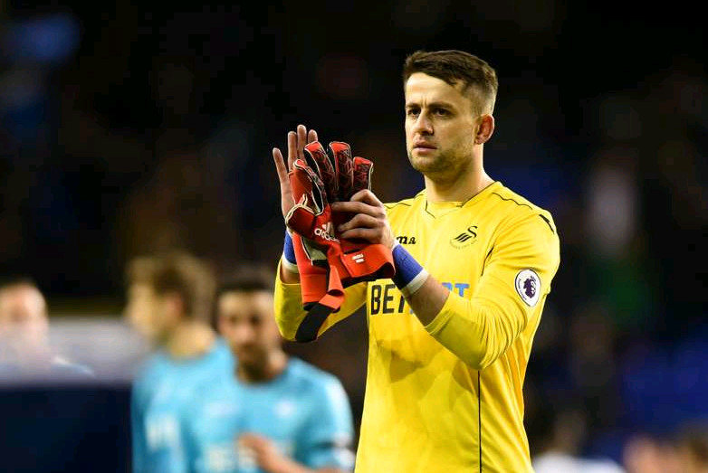 LUKASZ FABIANSKI | Swansea City | - Fabianski có đến 4 pha cứu thua thành công trong trận gặp Sunderland, qua đó giúp đội nhà giành thắng lợi với tỉ số 2-0. Ngoài ra, bản thân thủ thành người Ba Lan cũng chinh phục cột mốc 30 trận giữ sạch lưới trong màu áo Swansea, thành tích tốt nhất trong lịch sử CLB này.