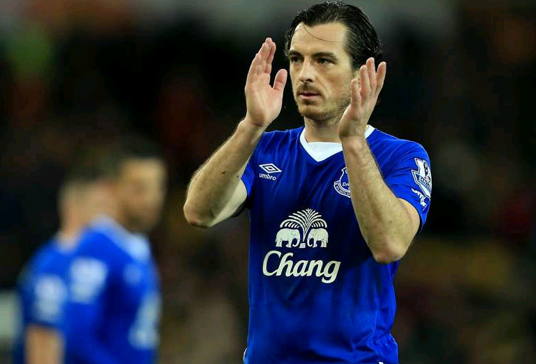 LEIGHTON BAINES | Everton | - Cùng với Jagielka, Baines cũng có một ngày thi đấu chói sáng với 4 pha tạt bóng chuẩn xác. Đây là lý do cho thấy Baines là một trong số những hậu vệ tấn công hay nhất NHA mùa này.