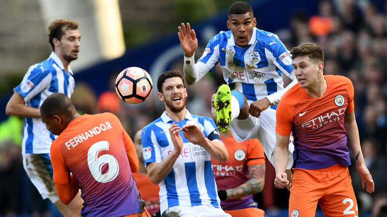 Huddersfield từng gây sốc trước Man City.