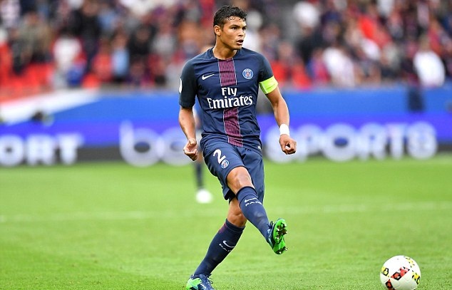 Trung vệ: Thiago Silva (PSG) - Với sự ra đi của David Luiz, Thiago Silva vẫn cho thấy tài lãnh đạo của mình và luôn là điểm tựa của PSG trong suốt cả mùa giải. Trung vệ người Brazil cùng với Marquinhos tạo nên hàng thủ chắc chắn nhất Ligue 1 khi chỉ để thủng lưới 26 bàn sau 37 vòng đấu.