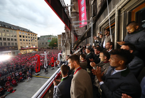 Tập thể Bayern cùng nhau ăn mừng chức vô địch trước sự chứng kiến của CĐV nhà.