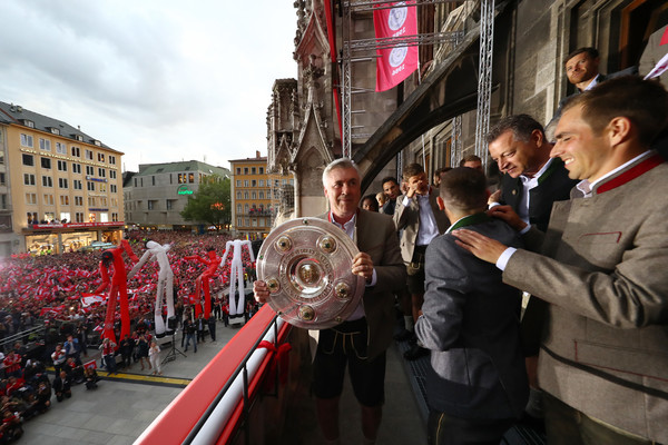 HLV Carlo Ancelotti xuất hiện với chiếc đĩa bạc danh giá.