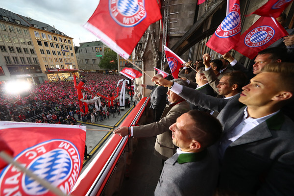 Các cầu thủ Bayern bắt đầu buổi lễ ăn mừng hoành tráng.