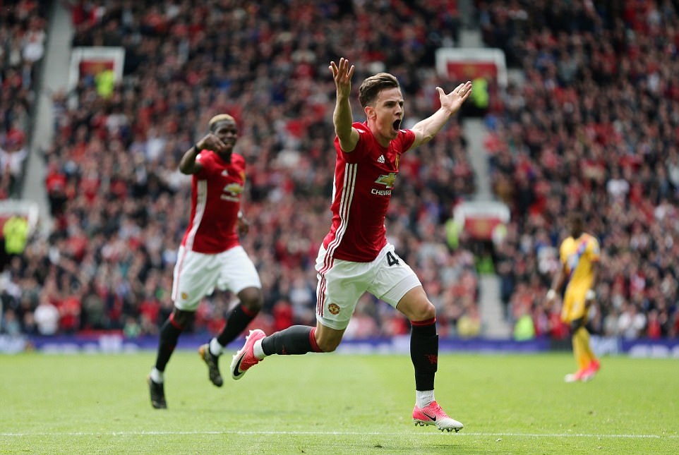 Ngay phút 15, tài năng trẻ Josh Harrop đã mở tỉ số cho M.U sau pha dứt điểm trái phá đẳng cấp.