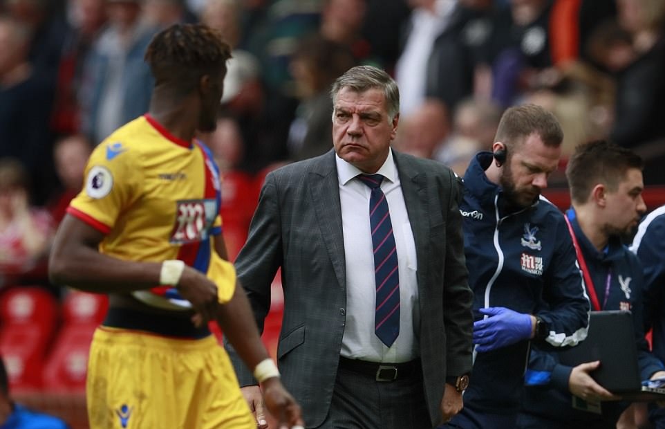 Trong phần còn lại của hiệp 2, đoàn quân của Sam Allardyce không thể kiếm được bàn rút ngắn tỉ số.