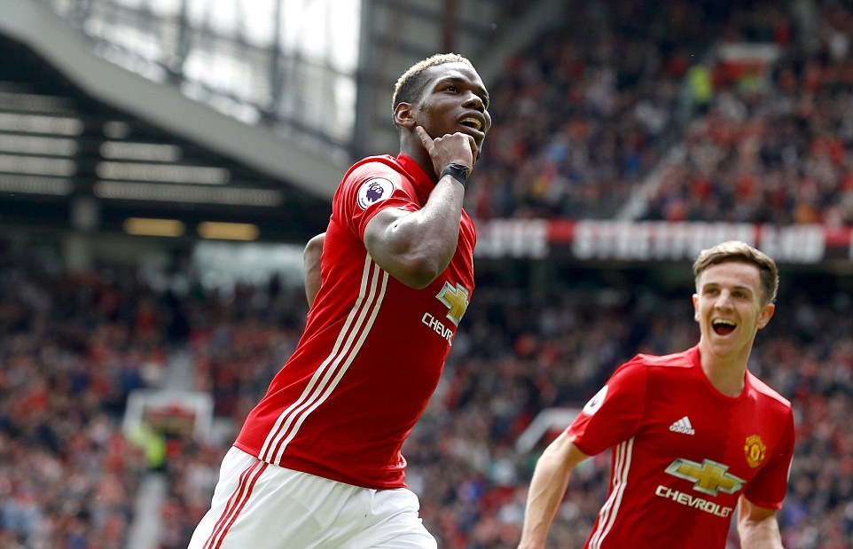 Tiền vệ người Pháp chia vui cùng đồng đội.