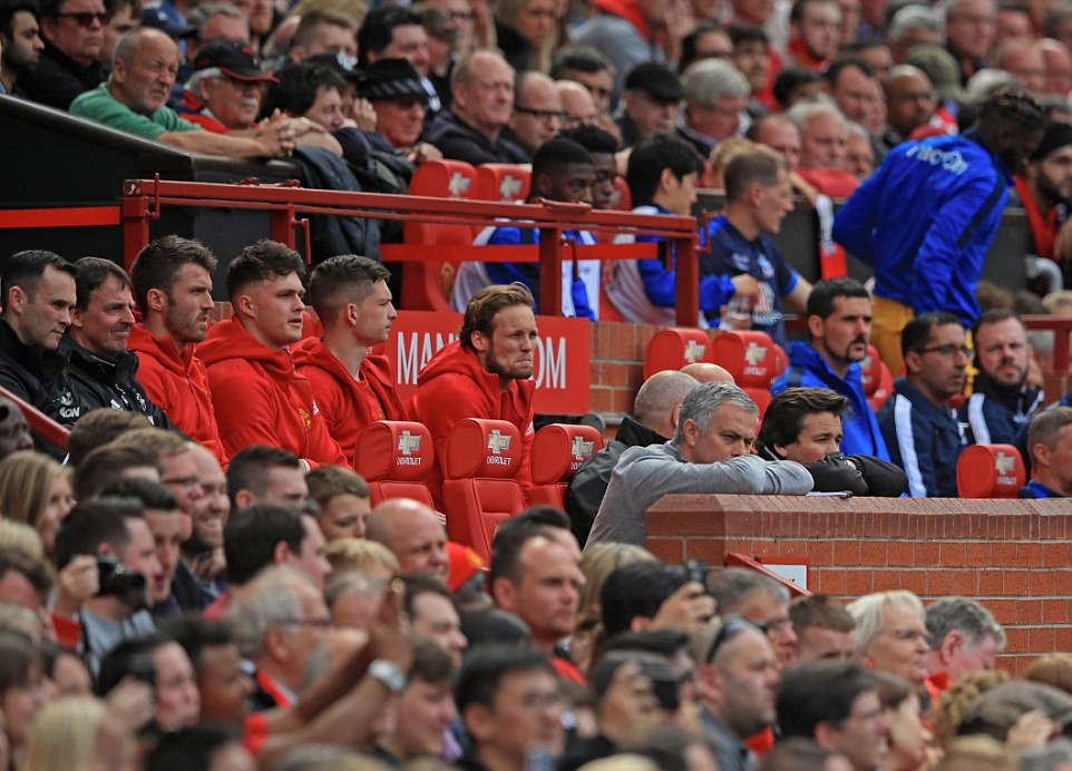 HLV Jose Mourinho đã quyết định cất nhiều trụ cột trên băng ghế dự bị để dưỡng sức cho trận chung kết Europa League.