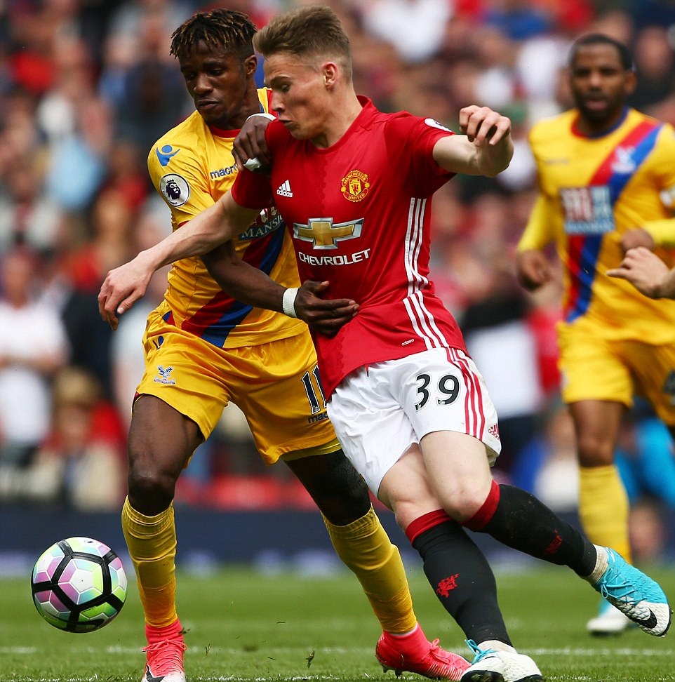 Zaha nhiều lần làm khổ hàng thủ trẻ tuổi của M.U bằng những pha đi bóng lắt léo.