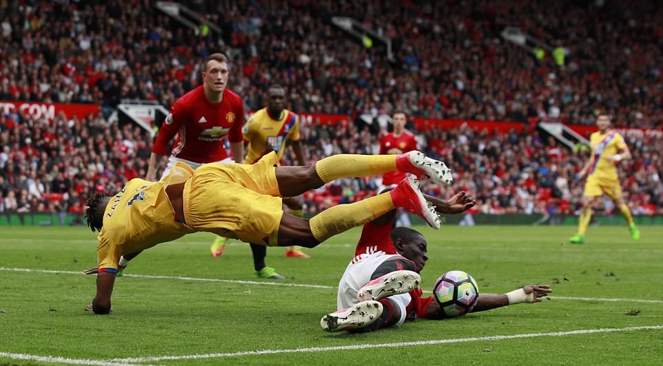 Eric Bailly có một tình huống tắc bóng đầy dũng mãnh trước Wilfried Zaha.