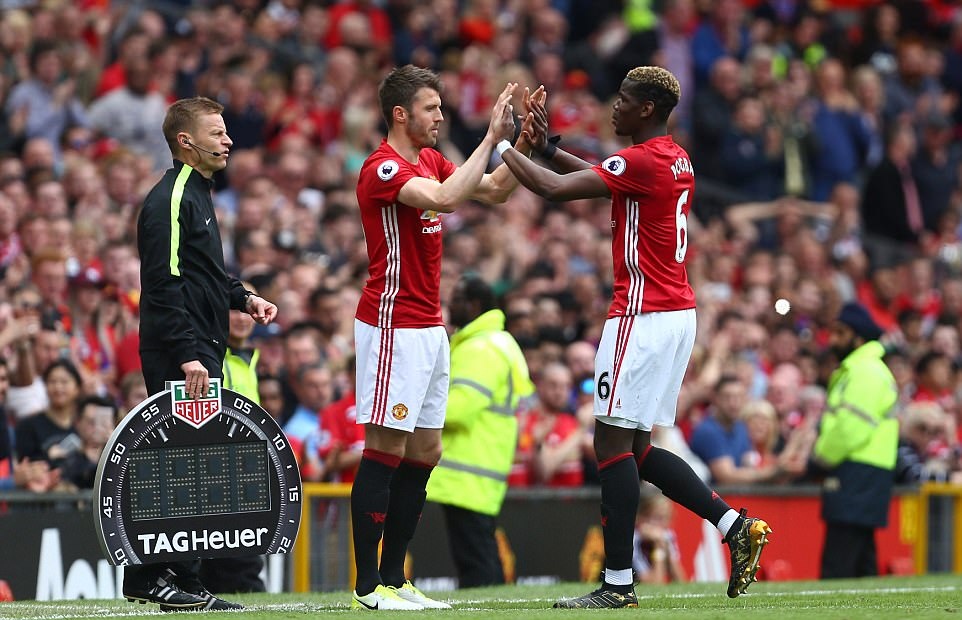 Cuối hiệp 1, Pogba được cho ra nghỉ, vào thay là lão tướng Michael Carrick.