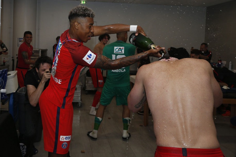 Trong cuộc vui, tất nhiên không thể thiếu champagne.