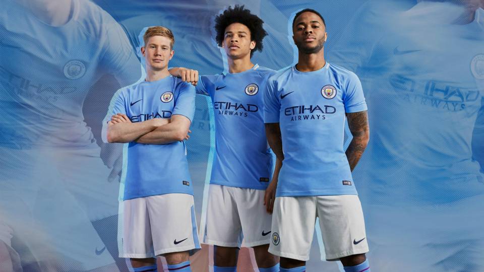 Bộ ba Kevin De Bruyne - Leroy Sane - Raheem Sterling tạo dáng cực chất trong bộ trang phục mới.
