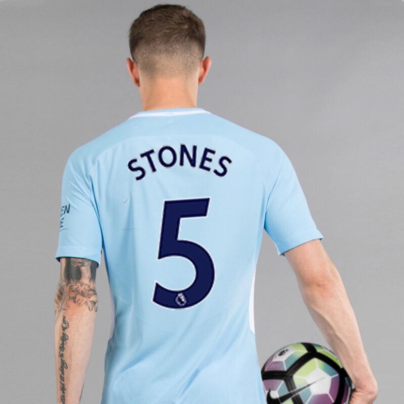 John Stones nhanh chóng khoe ảnh cá nhân lên mạng xã hội.