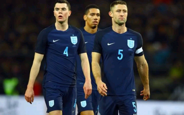 Tại tuyển Anh, Smalling cũng chưa chắc suất đá chính.