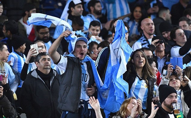 Trong khi đó, sắc xanh-trắng rợp một góc khán đài.