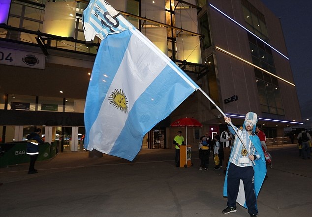 Một CĐV Argentina trước giờ bóng lăn.