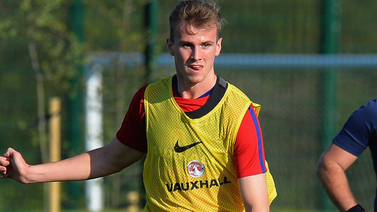 1. Rob Holding (Anh) - Trung vệ trẻ của Arsenal thi đấu rất hay trong giai đoạn cuối mùa giải vừa qua. Tại giải U21 châu Âu sắp tới, Holding sẽ là trụ cột số 1 ở hàng thủ Tam sư bên cạnh những Chambers, Chilwell hay Holgate.