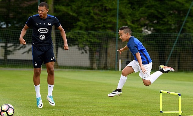 Kylian Mbappe hồ hởi chứng kiến các tài năng nhí phô diễn kĩ thuật.
