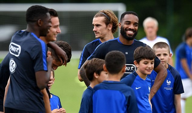 Chùm ảnh: Dàn sao tuyển Pháp tập luyện cùng tài năng nhí - Bóng Đá