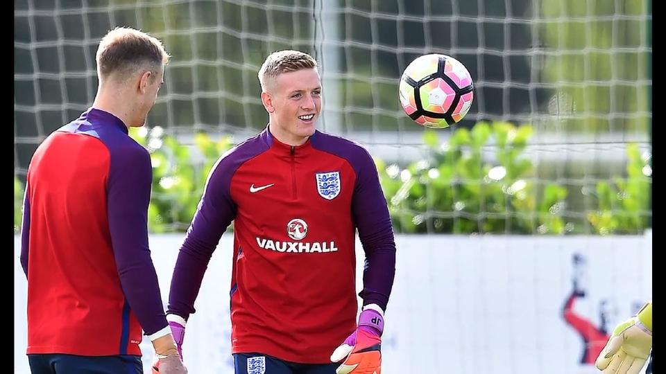2. Jordan Pickford (Anh) - Dù Sunderland của Pickford rớt hạng trong mùa giải vừa qua nhưng thủ thành này lại là một trong số những cầu thủ hay nhất đội. Pickford có kinh nghiệm thi đấu tại Ngoại hạng Anh và sở hữu nhiều tiềm năng bùng nổ trong tương lai.